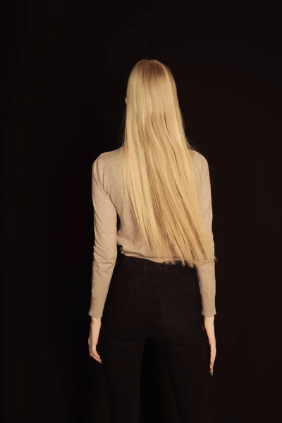 Portret Pięknej Kobiety Długimi Blond Włosami Wiejącymi Wietrze Noszącej Długi — Zdjęcie stockowe