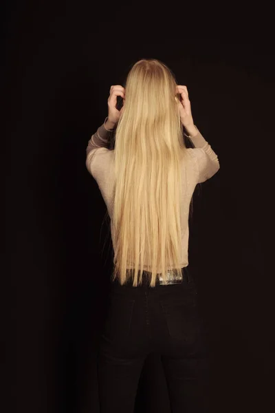 Portret Pięknej Kobiety Długimi Blond Włosami Wiejącymi Wietrze Noszącej Długi — Zdjęcie stockowe