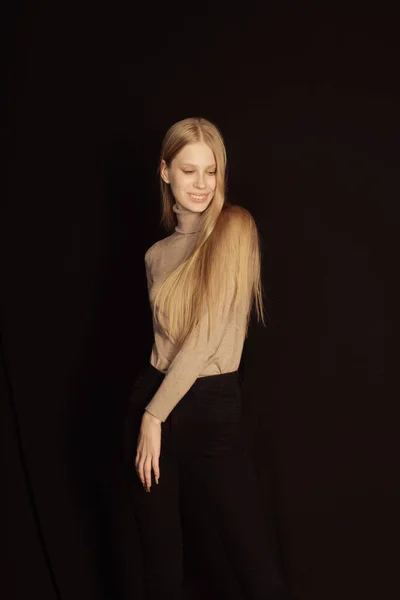 Porträt Einer Schönen Frau Mit Langen Blonden Haaren Die Wind — Stockfoto