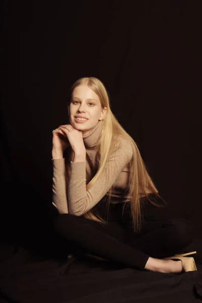 Porträt Einer Schönen Frau Mit Langen Blonden Haaren Die Wind — Stockfoto