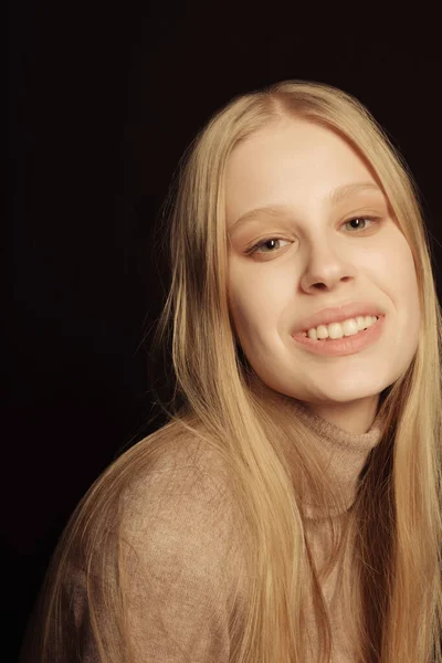 Porträtt Vacker Kvinna Med Långt Blont Hår Blåser Vind Bär — Stockfoto