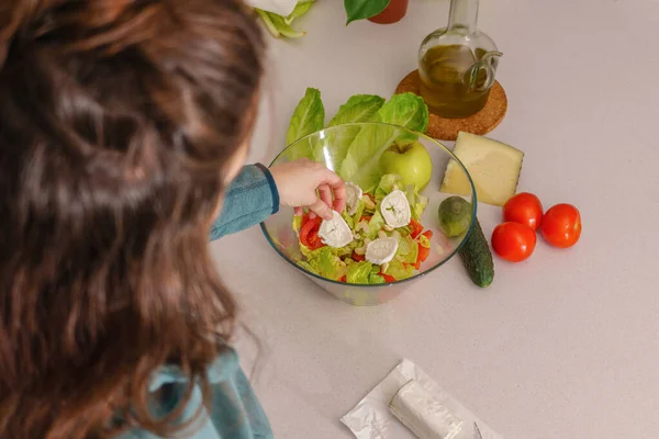 View Woman Adding Goat Cheese Healthy Salad Her Kitchen Table — Stock Photo, Image