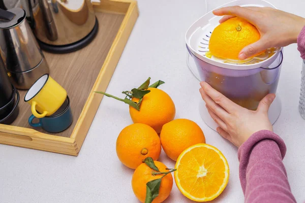 Woman Hands Squeezing Oranges Juicer Her Kitchen Home — Stock Photo, Image