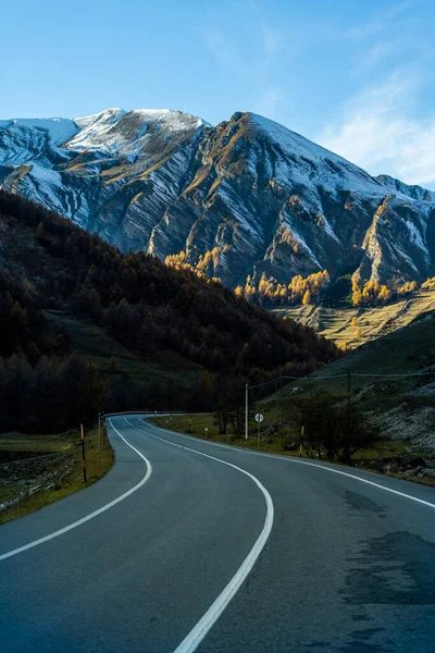 Scenic View Empty Asphalt Road Going Mountains Covered Snow Blue — Stock Photo, Image