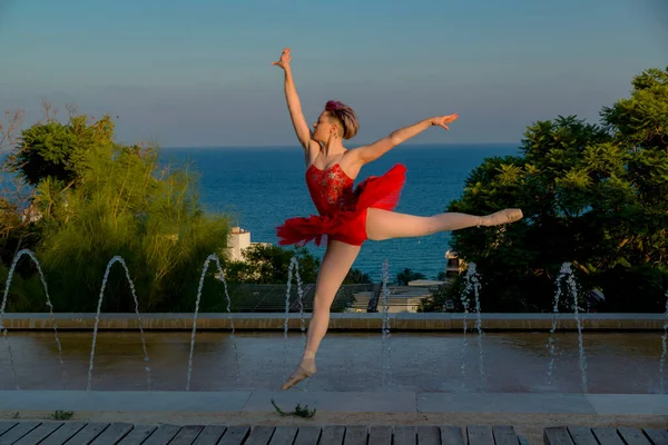 Mladá Baletní Tanečnice Červenou Outfit Tanec Venku Její Červené Oblečení — Stock fotografie