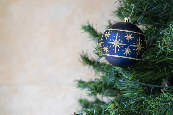 Синий Рождественский Орнамент Зеленой Елке — стоковое фото