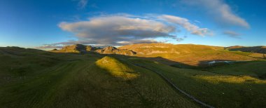Kuzey Yorkshire yakınlarındaki Sugar Loaf Tepesi denen kireçtaşı tepelerinin hava manzarası.