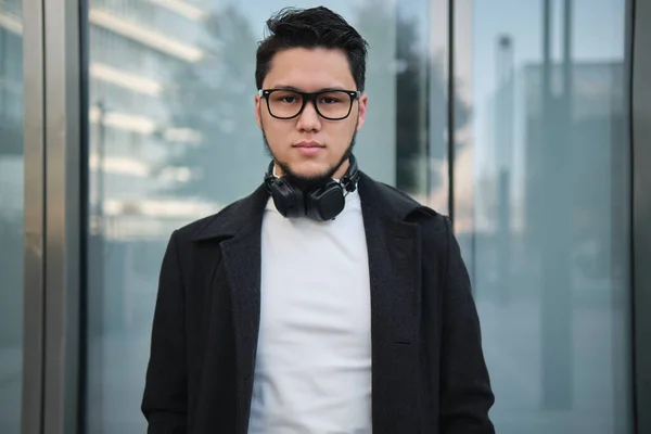 Asian Guy Businessman Headphones Mid Shot Outdoor — Foto Stock