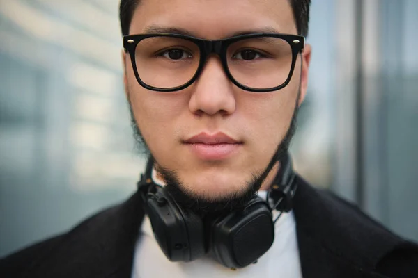 Asian Guy Businessman Headphones Closeup Shot Outdoor — Foto Stock