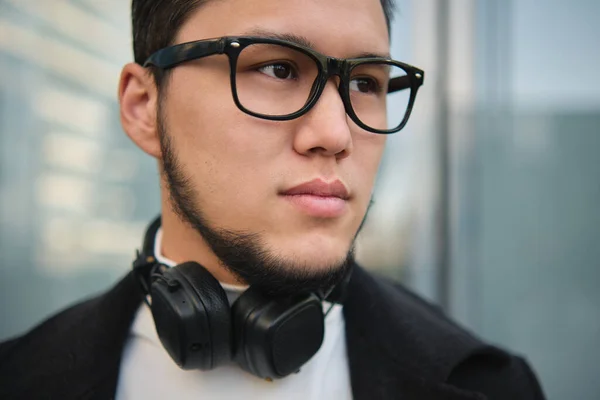 Asian Guy Businessman Headphones Closeup Shot Outdoor — Foto Stock