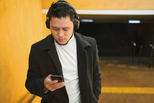 Asian Guy Businessman Headphones Rises Underpass — Foto Stock