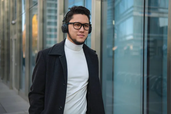 Asian Guy Businessman Headphones Walks Office Building — Stock Photo, Image