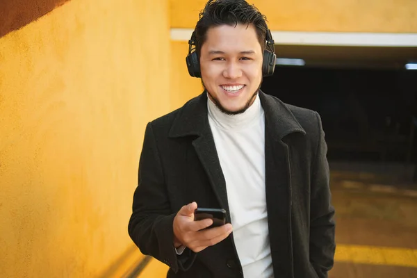 Asian Guy Smile Headphones Rises Underpass — Stock Photo, Image