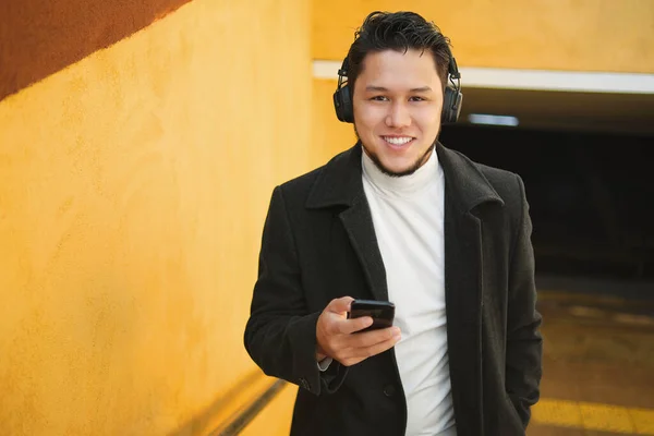 Asian Guy Headphones Rises Underpass — Foto Stock