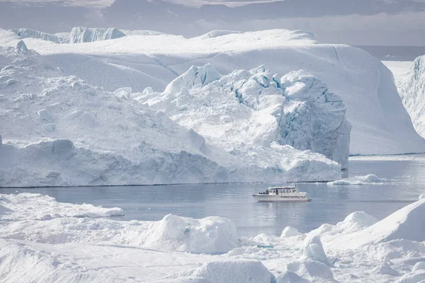 Μικρό Πλοίο Που Πλέει Μεταξύ Λευκών Παγόβουνων — Φωτογραφία Αρχείου