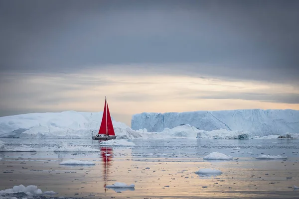 Zeilboot Met Rode Zeilen Zeilen Zeilen Tussen Enorme Ijsbergen — Stockfoto