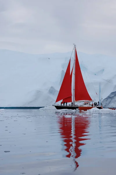 Sailboat Red Sails Sailing Huge Icebergs — Stock Photo, Image