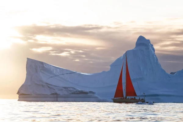 Sailboat Red Sails Sailing Huge Icebergs — Stock Photo, Image