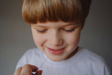 Çürük sorunuyla dişlerini gösteren bir çocuğun yakın plan portresi