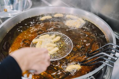 Tipik İspanya şekeri ile kızarmış churros hazırlama