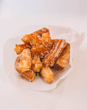 Tipik İspanya usulü şekerli kızarmış churros.