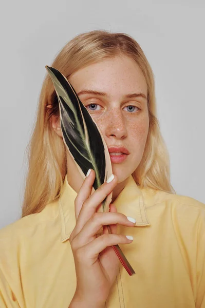 Portrét Přírodní Blondýny Pihami Dlouhými Vlasy Dívka Dívá Kamery — Stock fotografie
