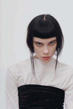 Güzel esmer genç esmer kadın neşeyle gülümseyerek, kamera için beyaz dişlerini gün kapalı gösteren ilk mutlu ve kaygısız ona hissederken tüylü saç modeli ile kapalı portresi