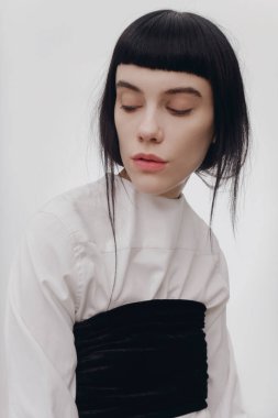 Güzel esmer genç esmer kadın neşeyle gülümseyerek, kamera için beyaz dişlerini gün kapalı gösteren ilk mutlu ve kaygısız ona hissederken tüylü saç modeli ile kapalı portresi