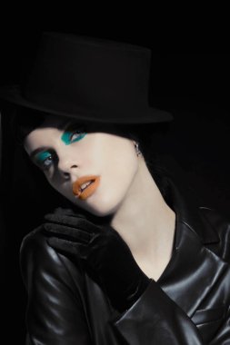 Güzel genç modeli ile yüzünde gümüş parlak kırmızı dudaklar ile