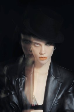 Güzel genç modeli ile yüzünde gümüş parlak kırmızı dudaklar ile