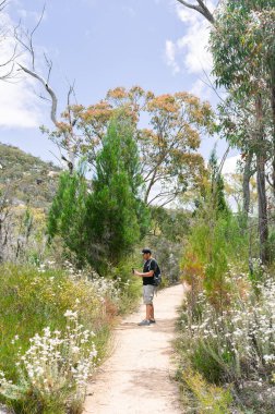 Avusturalya 'da mafya telefonuyla fotoğraf çeken İspanyol bir adam.