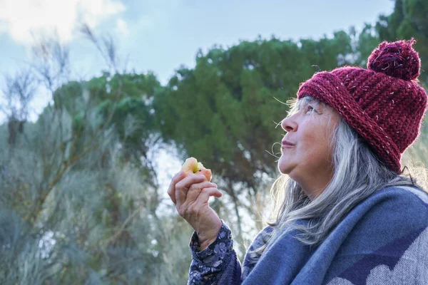 Woman Eating Apple Mountains — Stock Photo, Image