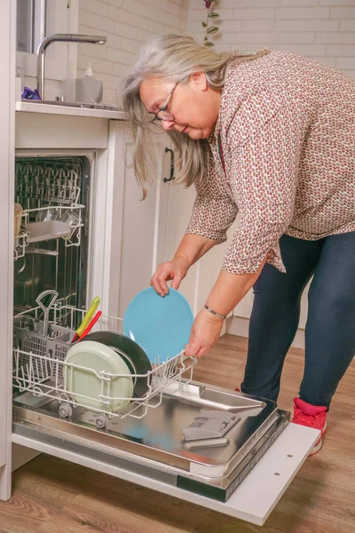 Woman Putting Dishes Dishwasher — Fotografia de Stock