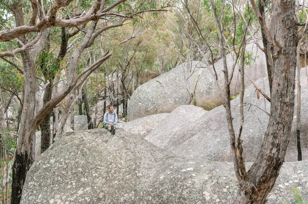 Турист Сидить Величезних Гранітних Скелях Після Пішохідного Туризму Воді Ліцензійні Стокові Фото
