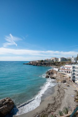 Nerja, İspanya: 22 Kasım 2022: 2022 'de İspanya' nın Malaga kentindeki Nerja kentindeki Balcon de Europa plajındaki insanlar.