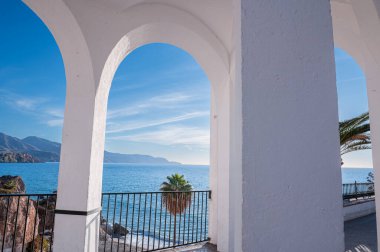 Nerja, İspanya: 19 Kasım 2022: 2022 'de İspanya' nın Malaga kentindeki Nerja 'da güzel bir gün.