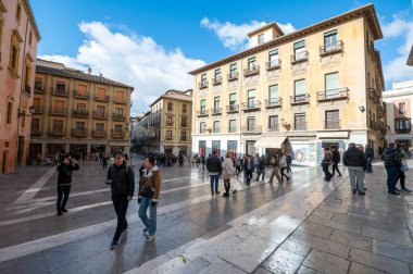 Granada, İspanya: 19 Kasım 2022: 2022 'de İspanya' nın Endülüs kentindeki Granada kentinin sokaklarında insanlar.