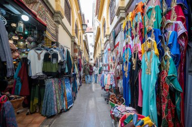 Granada, İspanya: 18 Kasım 2022: 2022 'de Granada, Alhambra' daki güzel Generalife Gardens manzarası.