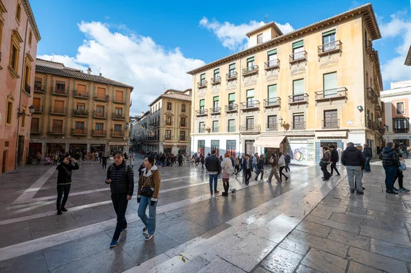 Granada, İspanya: 19 Kasım 2022: 2022 'de İspanya' nın Endülüs kentindeki Granada kentinin sokaklarında insanlar.