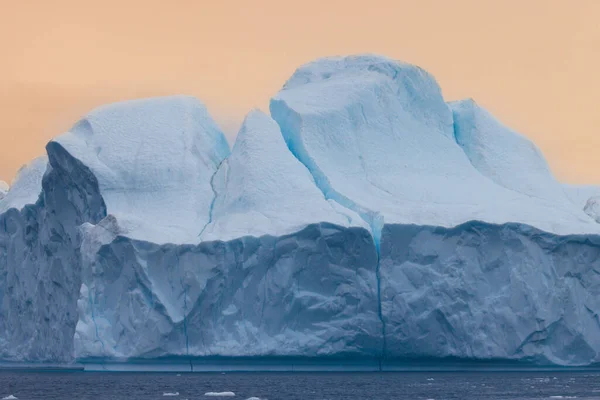 Grandes Icebergs Flotando Sobre Mar — Foto de Stock