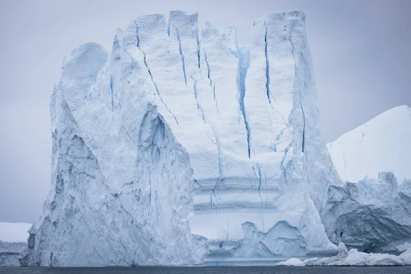 Великі Айсберги Плавають Над Морем — стокове фото