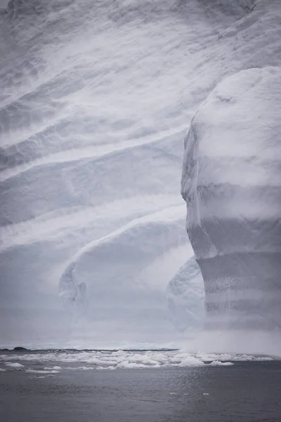 Grandi Iceberg Che Galleggiano Sul Mare — Foto Stock