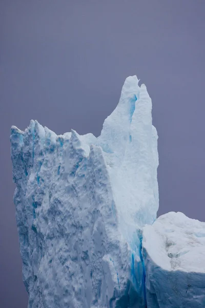 Большие Айсберги Плавающие Над Морем — стоковое фото