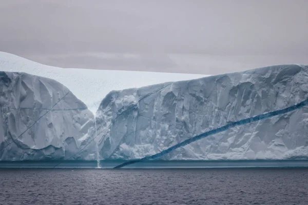 Little Waterfall Big Iceberg — Stock Photo, Image