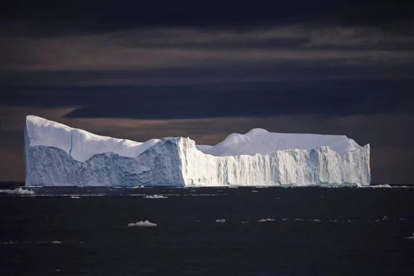 漂浮在海面上的大冰山 — 图库照片
