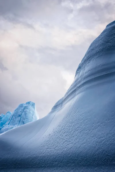 Καμπύλες Πάνω Από Μεγάλα Παγόβουνα Που Επιπλέουν Πάνω Από Θάλασσα — Φωτογραφία Αρχείου