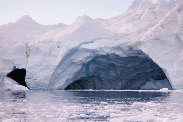 Grandes Icebergs Flutuando Sobre Mar — Fotografia de Stock