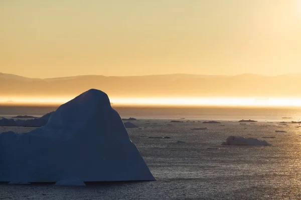 Sun Reflections Big Icebergs Floating Sea — Stock Photo, Image