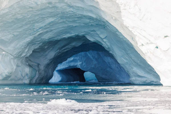 大冰山中的双洞漂浮在海面上 — 图库照片