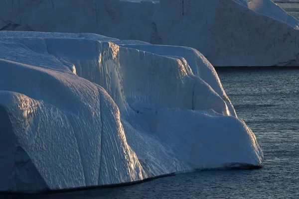 Αντηλιακές Αντανακλάσεις Μεγάλα Παγόβουνα Που Επιπλέουν Πάνω Από Θάλασσα — Φωτογραφία Αρχείου